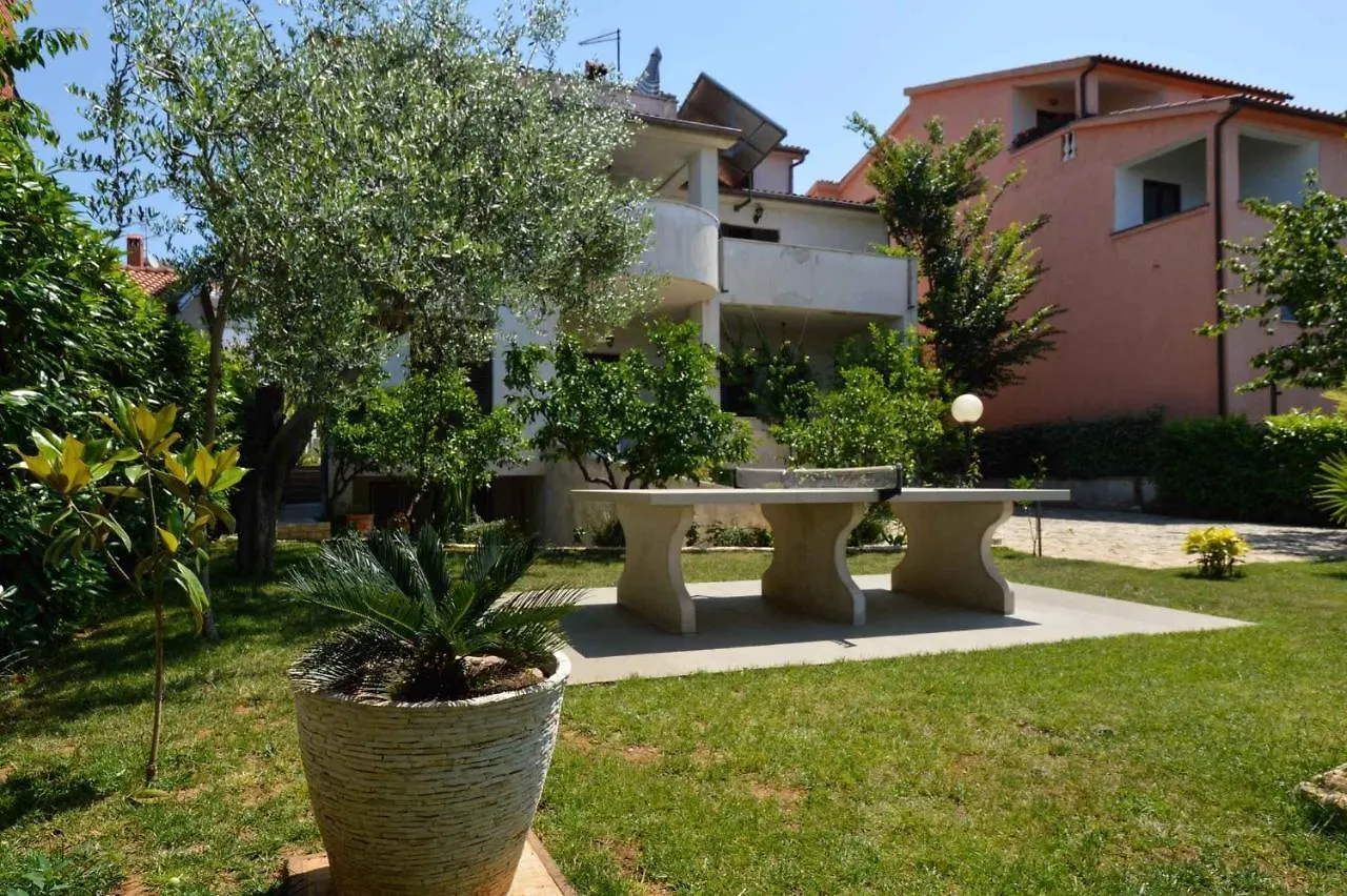 Apartments In Pjescana Uvala/Istrien 10996