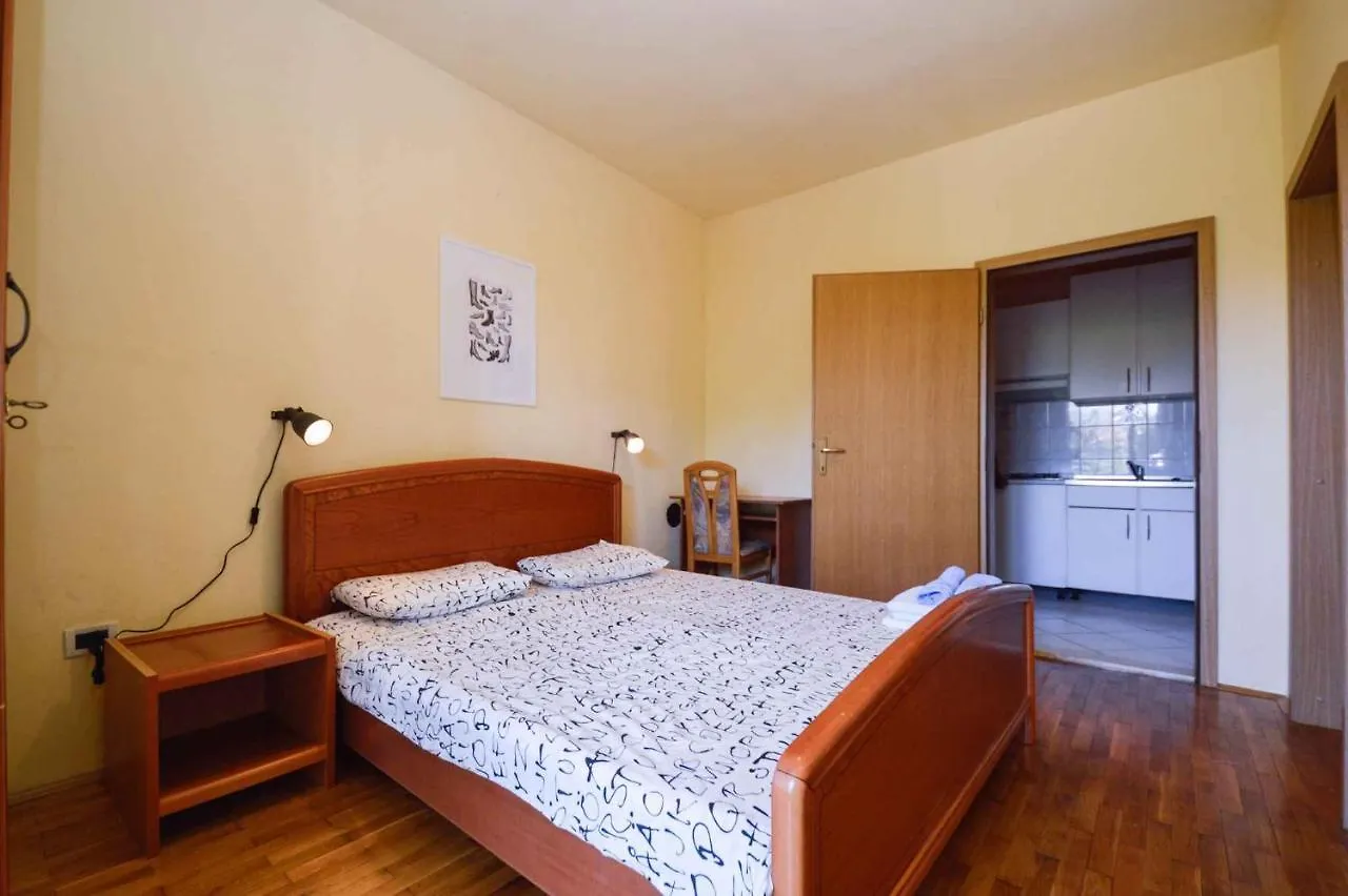 Apartments In Pjescana Uvala/Istrien 10996