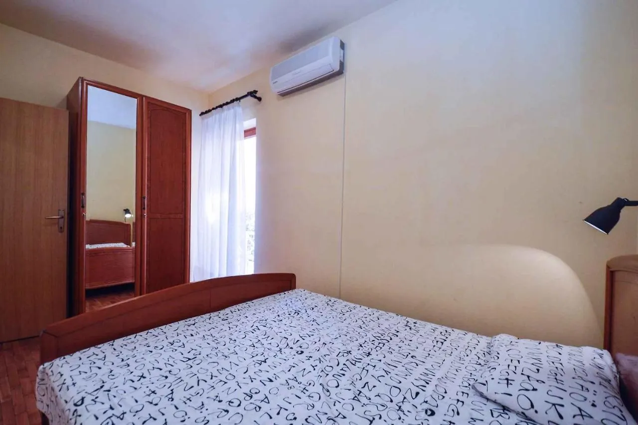 Apartments In Pjescana Uvala/Istrien 10996