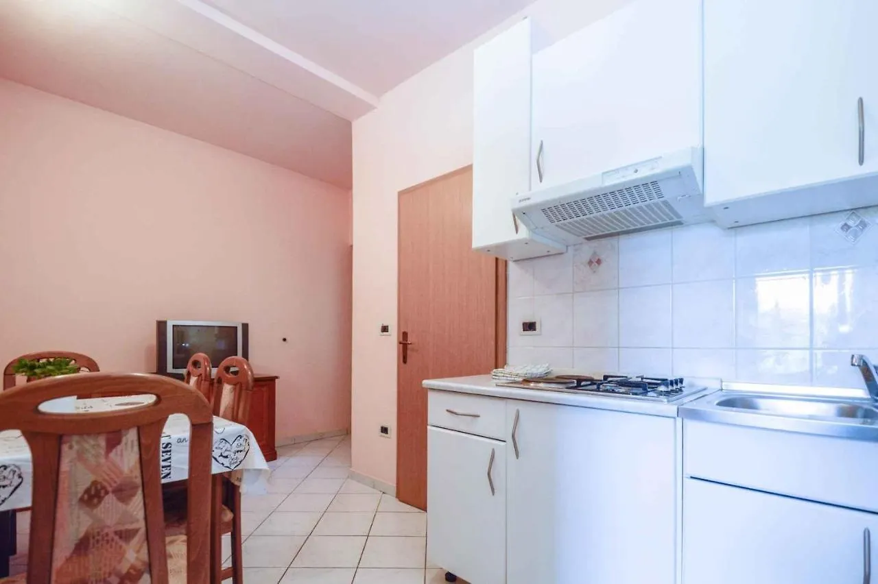Apartments In Pjescana Uvala/Istrien 10996