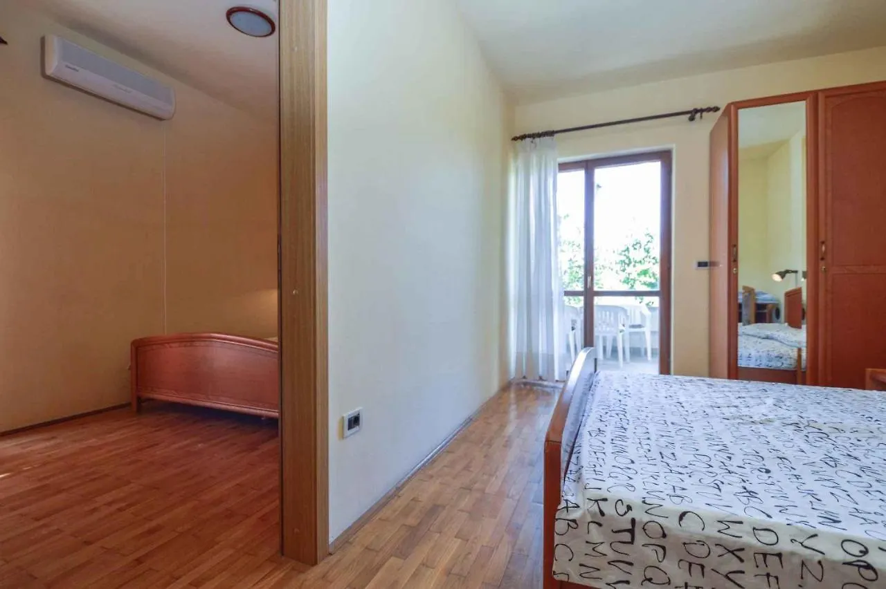 Apartments In Pjescana Uvala/Istrien 10996