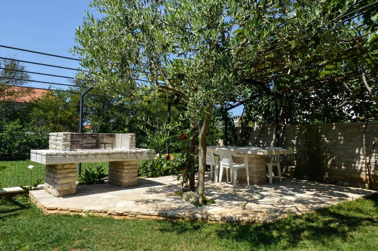 Apartments In Pjescana Uvala/Istrien 10996