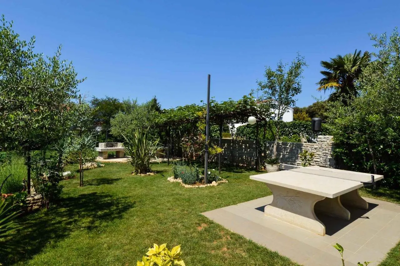 Apartments In Pjescana Uvala/Istrien 10996