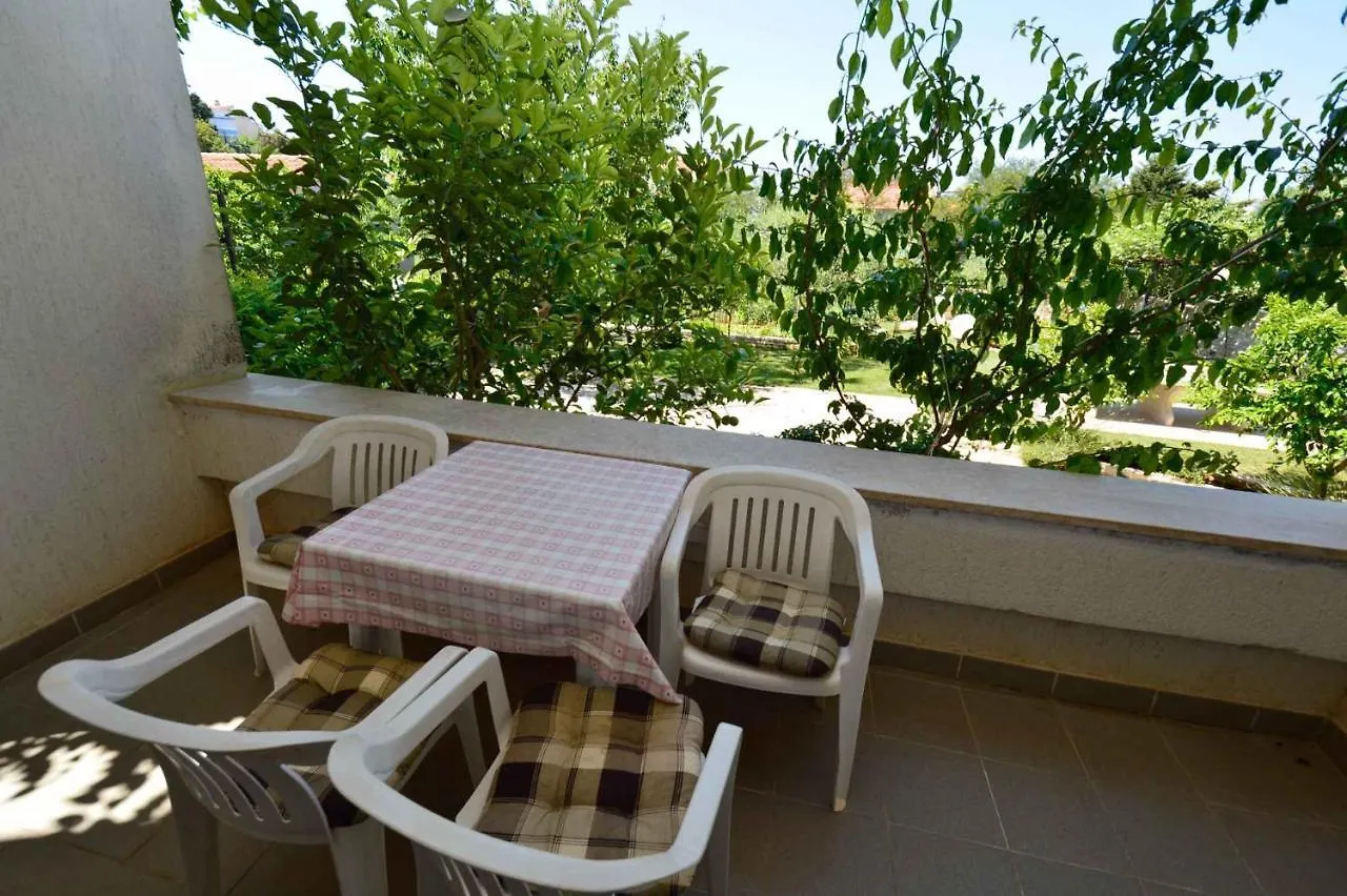 Apartments In Pjescana Uvala/Istrien 10996