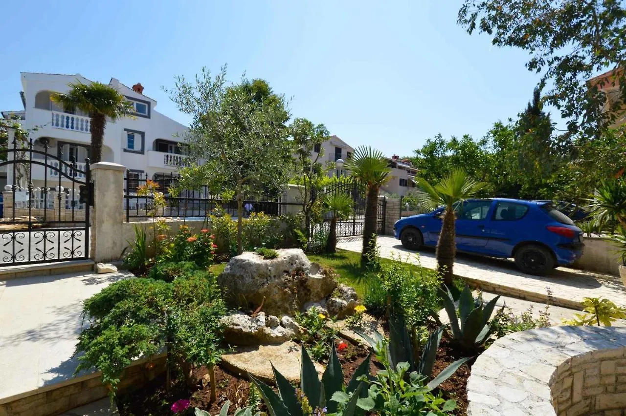 Apartments In Pjescana Uvala/Istrien 10996